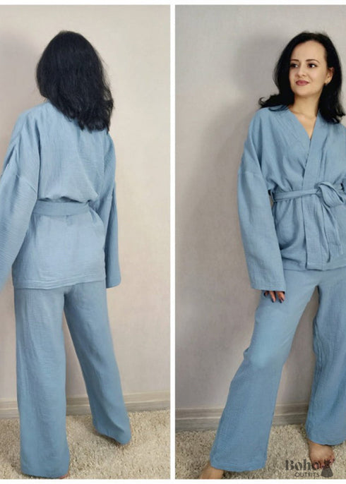 Conjunto de pijama bohemio de Emily Cotton en azul y azul marino.
